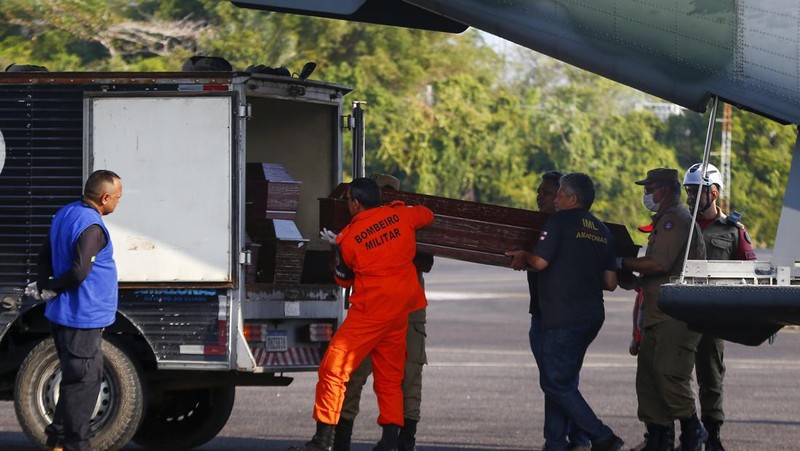 Orang-orang melihat pesawat setelah jatuh yang menyebabkan 14 orang tewas di Barcelos, Negara Bagian Amazonas Brasil 16 September 2023. (REUTERS/Wellington Melo)