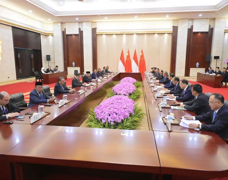 Wakil Presiden Ma'ruf Amin saat melakukan pertemuan bilateral dengan Perdana Menteri (PM) Tiongkok, Li Qiang. (Instagram @kyai_marufamin)