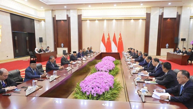 Wakil Presiden Ma'ruf Amin saat melakukan pertemuan bilateral dengan Perdana Menteri (PM) Tiongkok, Li Qiang. (Instagram @kyai_marufamin)