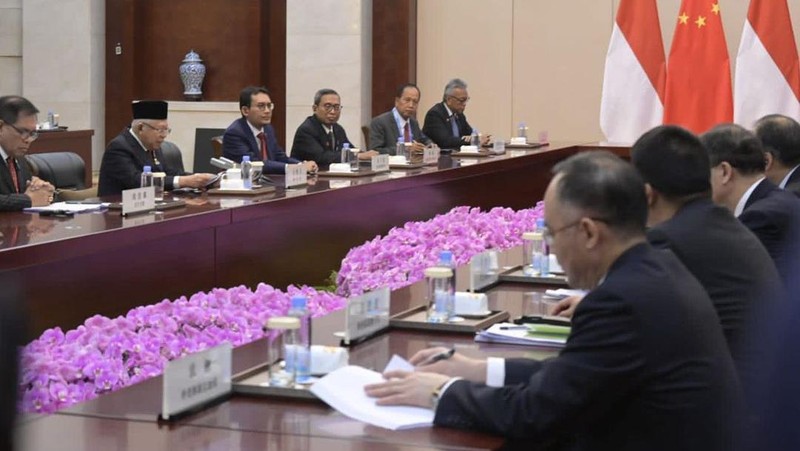 Wakil Presiden Ma'ruf Amin saat melakukan pertemuan bilateral dengan Perdana Menteri (PM) Tiongkok, Li Qiang. (Instagram @kyai_marufamin)
