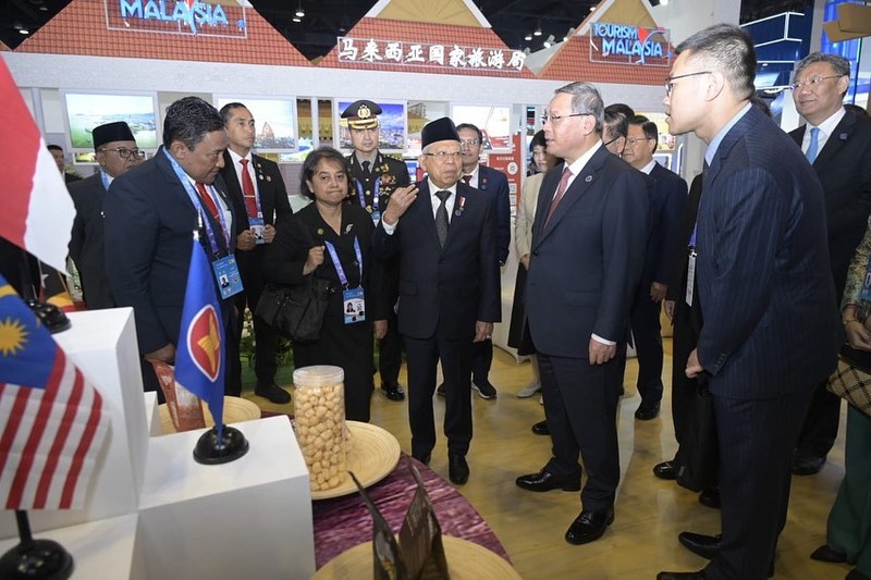 Wakil Presiden Ma'ruf Amin saat melakukan pertemuan bilateral dengan Perdana Menteri (PM) Tiongkok, Li Qiang. Wakil Presiden Ma'ruf Amin saat melakukan pertemuan bilateral dengan Perdana Menteri (PM) Tiongkok, Li Qiang. (Instagram @kyai_marufamin)
