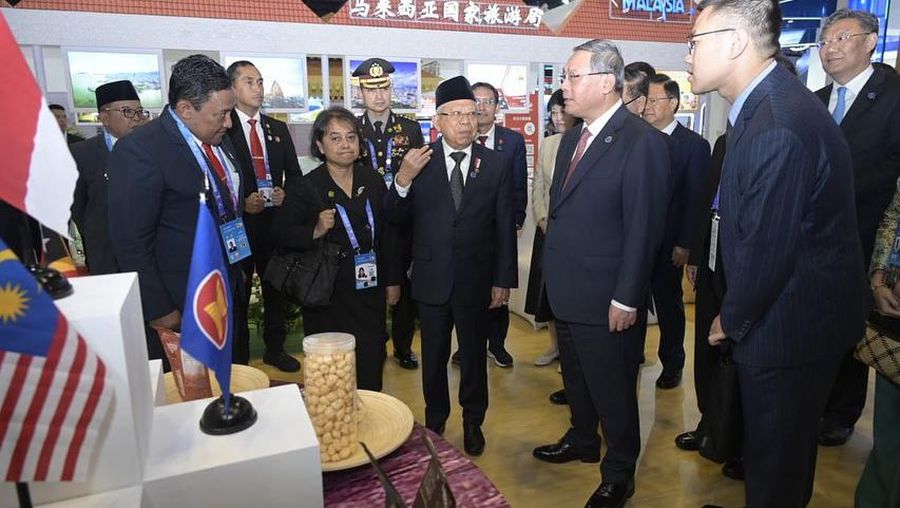 Wakil Presiden Ma'ruf Amin saat melakukan pertemuan bilateral dengan Perdana Menteri (PM) Tiongkok, Li Qiang. (Instagram @kyai_marufamin)