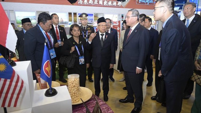 Wakil Presiden Ma'ruf Amin saat melakukan pertemuan bilateral dengan Perdana Menteri (PM) Tiongkok, Li Qiang. (Instagram @kyai_marufamin)