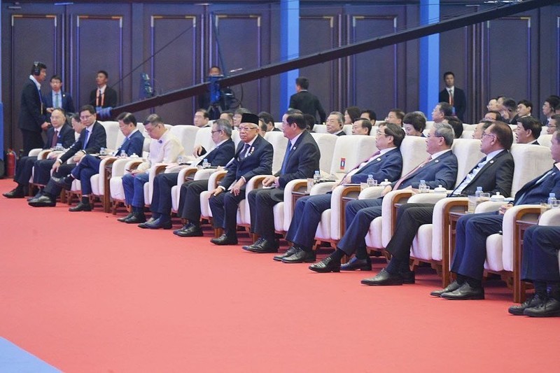Wakil Presiden Ma'ruf Amin saat melakukan pertemuan bilateral dengan Perdana Menteri (PM) Tiongkok, Li Qiang. (Instagram @kyai_marufamin)