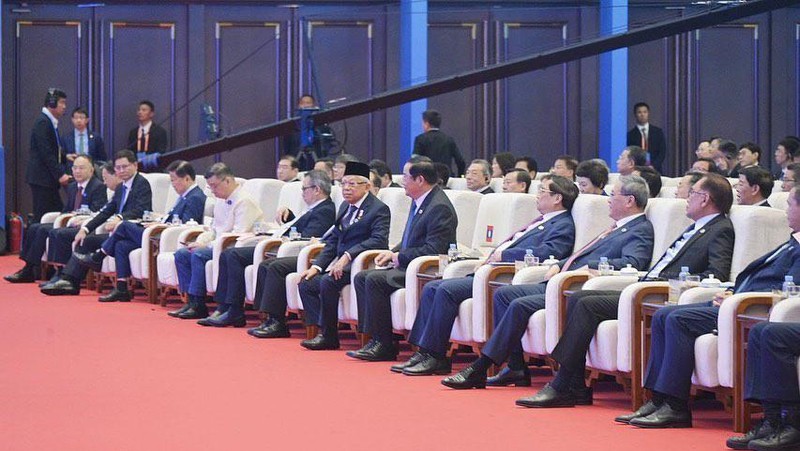 Wakil Presiden Ma'ruf Amin saat melakukan pertemuan bilateral dengan Perdana Menteri (PM) Tiongkok, Li Qiang. (Instagram @kyai_marufamin)