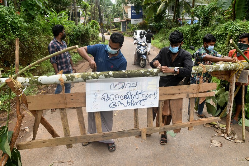 Anggota tim medis dari Kozhikode Medical College membawa sampel buah pinang dan jambu biji untuk melakukan tes virus Nipah di desa Maruthonkara di distrik Kozhikode, Kerala, India, 13 September 2023. Anggota tim medis dari Kozhikode Medical College membawa sampel buah pinang dan jambu biji untuk melakukan tes virus Nipah di desa Maruthonkara di distrik Kozhikode, Kerala, India, 13 September 2023. (REUTERS/Stringer)