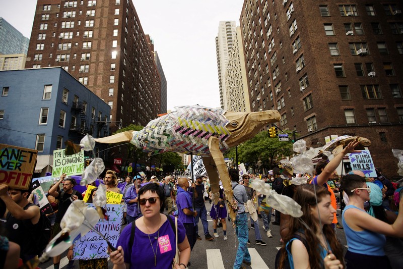 Aktivis menandai dimulainya Pekan Iklim di New York selama demonstrasi yang menyerukan pemerintah AS untuk mengambil tindakan terhadap perubahan iklim dan menolak penggunaan bahan bakar fosil di New York City, New York, AS, 17 September 2023. Aktivis menandai dimulainya Pekan Iklim di New York selama demonstrasi yang menyerukan pemerintah AS untuk mengambil tindakan terhadap perubahan iklim dan menolak penggunaan bahan bakar fosil di New York City, New York, AS, 17 September 2023. (REUTERS/Eduardo Munoz)