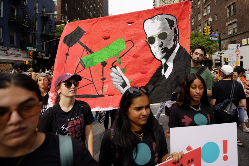 Aktivis menandai dimulainya Pekan Iklim di New York selama demonstrasi yang menyerukan pemerintah AS untuk mengambil tindakan terhadap perubahan iklim dan menolak penggunaan bahan bakar fosil di New York City, New York, AS, 17 September 2023. Aktivis menandai dimulainya Pekan Iklim di New York selama demonstrasi yang menyerukan pemerintah AS untuk mengambil tindakan terhadap perubahan iklim dan menolak penggunaan bahan bakar fosil di New York City, New York, AS, 17 September 2023. (REUTERS/Eduardo Munoz)