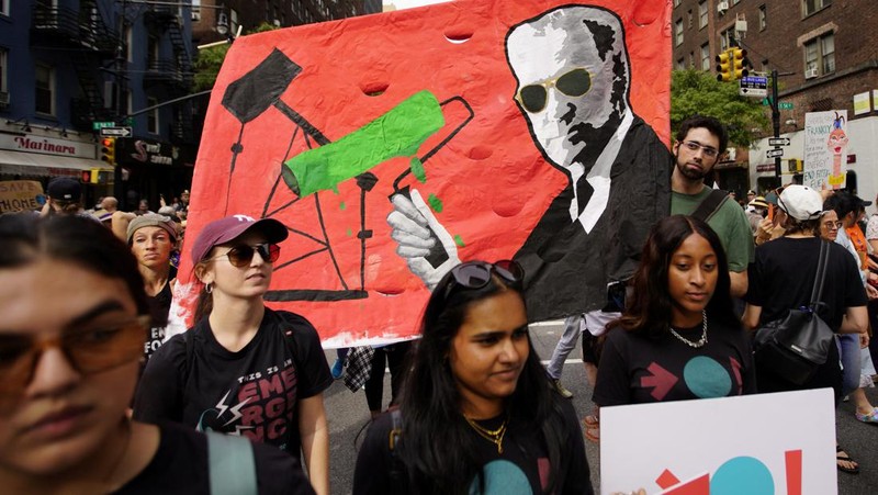 Aktivis menandai dimulainya Pekan Iklim di New York selama demonstrasi yang menyerukan pemerintah AS untuk mengambil tindakan terhadap perubahan iklim dan menolak penggunaan bahan bakar fosil di New York City, New York, AS, 17 September 2023. (REUTERS/Eduardo Munoz)