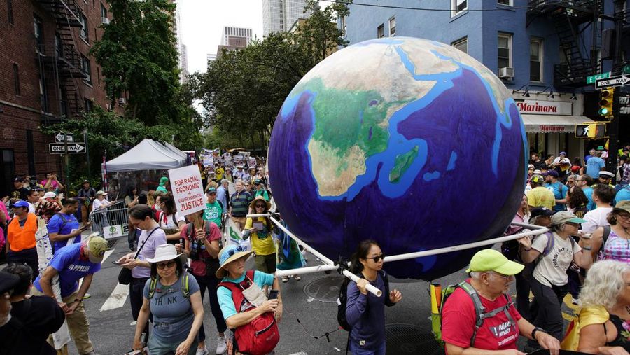 Aktivis menandai dimulainya Pekan Iklim di New York selama demonstrasi yang menyerukan pemerintah AS untuk mengambil tindakan terhadap perubahan iklim dan menolak penggunaan bahan bakar fosil di New York City, New York, AS, 17 September 2023. (REUTERS/Eduardo Munoz)