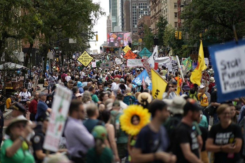 Aktivis menandai dimulainya Pekan Iklim di New York selama demonstrasi yang menyerukan pemerintah AS untuk mengambil tindakan terhadap perubahan iklim dan menolak penggunaan bahan bakar fosil di New York City, New York, AS, 17 September 2023. (REUTERS/Eduardo Munoz)