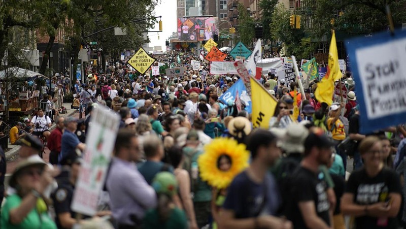 Aktivis menandai dimulainya Pekan Iklim di New York selama demonstrasi yang menyerukan pemerintah AS untuk mengambil tindakan terhadap perubahan iklim dan menolak penggunaan bahan bakar fosil di New York City, New York, AS, 17 September 2023. (REUTERS/Eduardo Munoz)