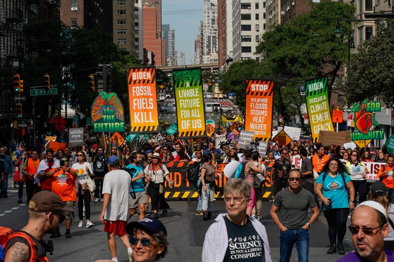 Aktivis menandai dimulainya Pekan Iklim di New York selama demonstrasi yang menyerukan pemerintah AS untuk mengambil tindakan terhadap perubahan iklim dan menolak penggunaan bahan bakar fosil di New York City, New York, AS, 17 September 2023. Aktivis menandai dimulainya Pekan Iklim di New York selama demonstrasi yang menyerukan pemerintah AS untuk mengambil tindakan terhadap perubahan iklim dan menolak penggunaan bahan bakar fosil di New York City, New York, AS, 17 September 2023. (REUTERS/Eduardo Munoz)