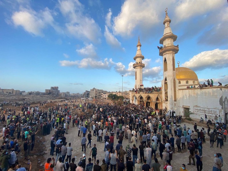 Demonstran mengambil bagian dalam protes di luar masjid Al-Sahaba terhadap pemerintah, pasca banjir di Derna, Libya 18 September 2023. (REUTERS/Esam Omran Al-Fetori)