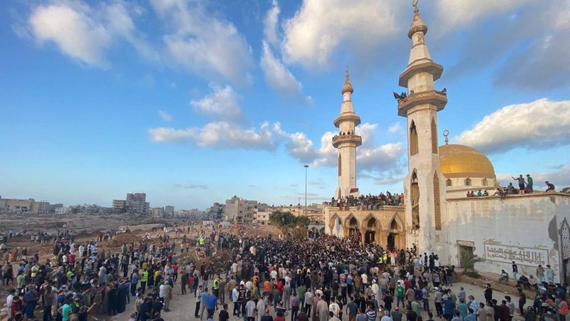 Demonstran mengambil bagian dalam protes di luar masjid Al-Sahaba terhadap pemerintah, pasca banjir di Derna, Libya 18 September 2023. (REUTERS/Esam Omran Al-Fetori)