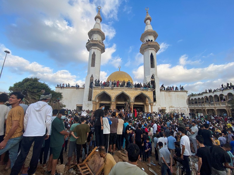 Demonstran mengambil bagian dalam protes di luar masjid Al-Sahaba terhadap pemerintah, pasca banjir di Derna, Libya 18 September 2023. (REUTERS/Esam Omran Al-Fetori)
