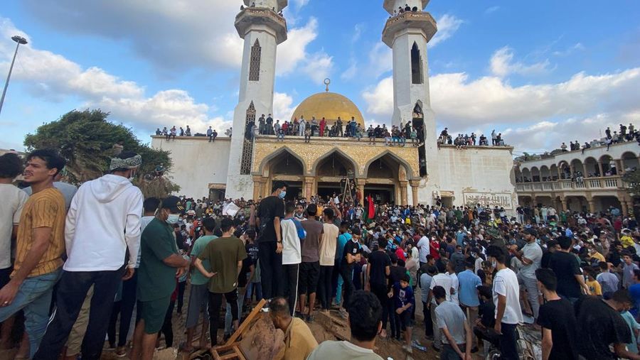 Demonstran mengambil bagian dalam protes di luar masjid Al-Sahaba terhadap pemerintah, pasca banjir di Derna, Libya 18 September 2023. (REUTERS/Esam Omran Al-Fetori)
