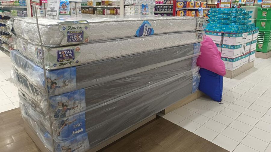 Harga murah springbed dijual di Transmart. (CNBC Indonesia/Martyasari)