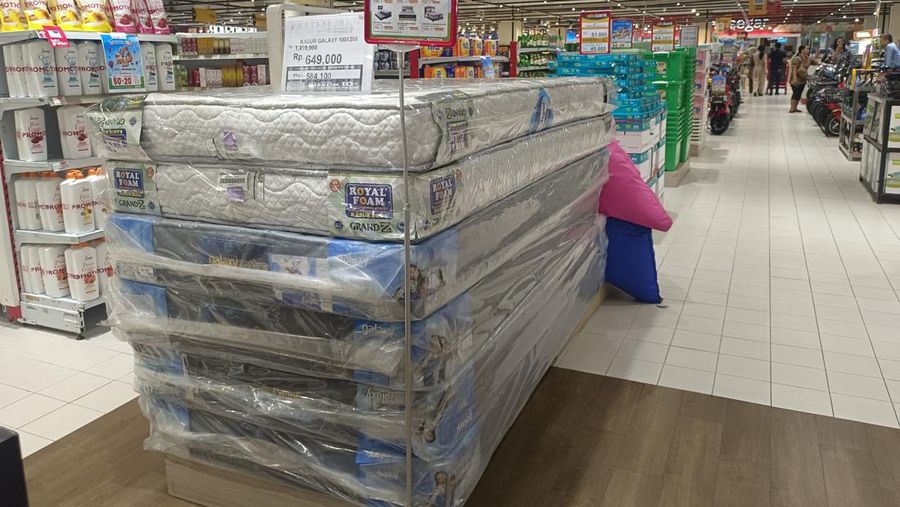 Harga murah springbed dijual di Transmart. (CNBC Indonesia/Martyasari)
