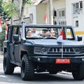 Lagi! Jokowi & Prabowo Mesra Naik Maung Pindad