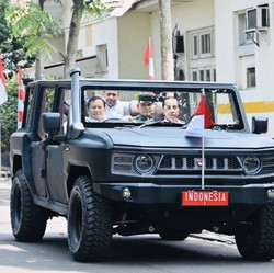 Lagi! Jokowi & Prabowo Mesra Naik Maung Pindad
