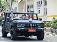 Lagi! Jokowi & Prabowo Mesra Naik Maung Pindad