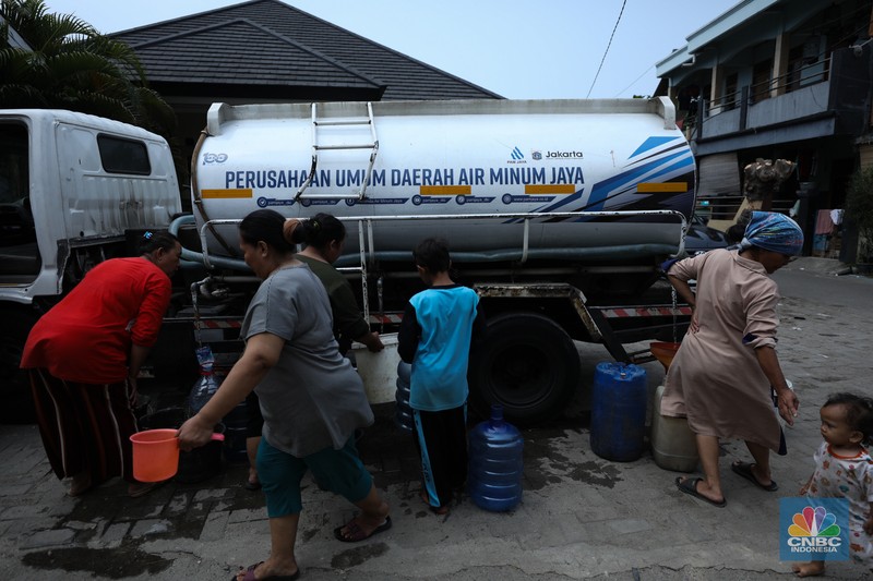 Krisis Air Bersih Krisis air bersih melanda permukiman warga di RW 011, Jalan Utan Jati, Pegadungan, Kalideres, Jakarta Barat. (CNBC Indonesia/Tri Susilo)