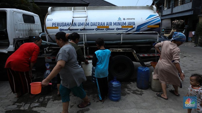 Krisis air bersih melanda permukiman warga di RW 011, Jalan Utan Jati, Pegadungan, Kalideres, Jakarta Barat. (CNBC Indonesia/Tri Susilo)