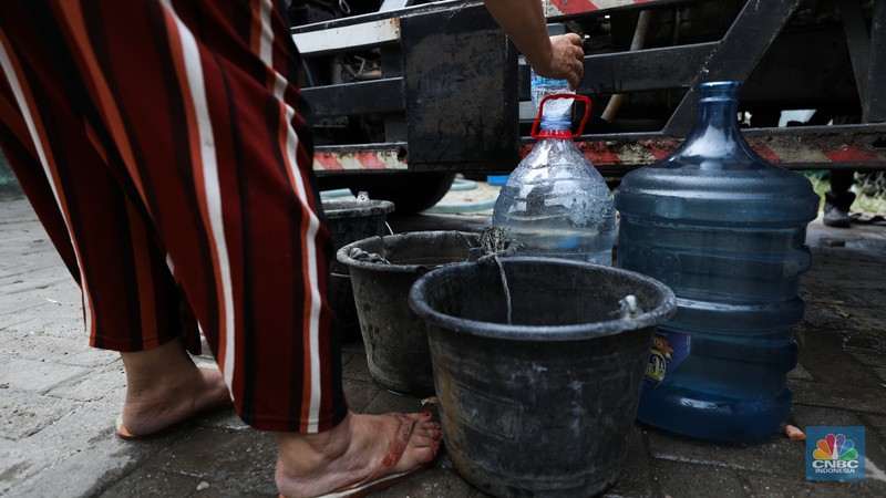 Krisis Air Bersih Krisis air bersih melanda permukiman warga di RW 011, Jalan Utan Jati, Pegadungan, Kalideres, Jakarta Barat. (CNBC Indonesia/Tri Susilo)