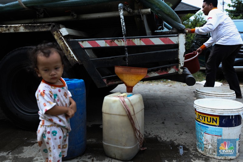Krisis Air Bersih Krisis air bersih melanda permukiman warga di RW 011, Jalan Utan Jati, Pegadungan, Kalideres, Jakarta Barat. (CNBC Indonesia/Tri Susilo)