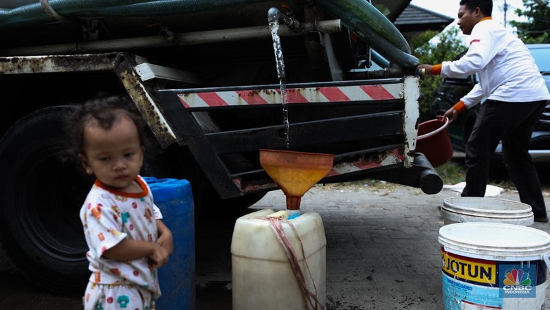 Krisis air bersih melanda permukiman warga di RW 011, Jalan Utan Jati, Pegadungan, Kalideres, Jakarta Barat. (CNBC Indonesia/Tri Susilo)