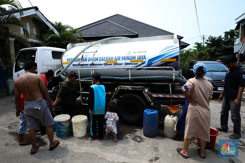 Krisis Air Bersih Krisis air bersih melanda permukiman warga di RW 011, Jalan Utan Jati, Pegadungan, Kalideres, Jakarta Barat. (CNBC Indonesia/Tri Susilo)