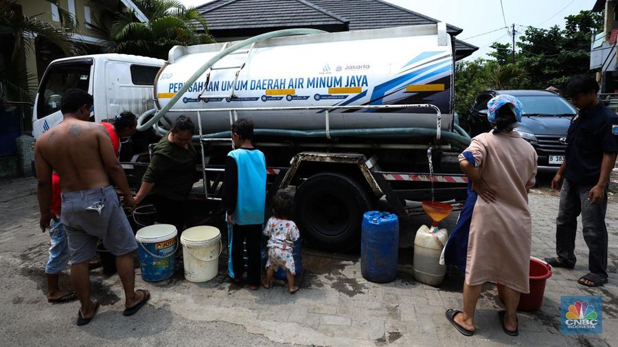 Krisis air bersih melanda permukiman warga di RW 011, Jalan Utan Jati, Pegadungan, Kalideres, Jakarta Barat. (CNBC Indonesia/Tri Susilo)