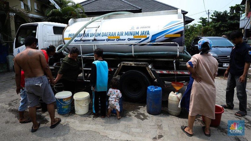 Krisis air bersih melanda permukiman warga di RW 011, Jalan Utan Jati, Pegadungan, Kalideres, Jakarta Barat. (CNBC Indonesia/Tri Susilo)