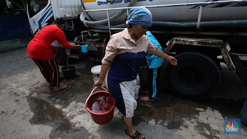 Krisis air bersih melanda permukiman warga di RW 011, Jalan Utan Jati, Pegadungan, Kalideres, Jakarta Barat. (CNBC Indonesia/Tri Susilo)