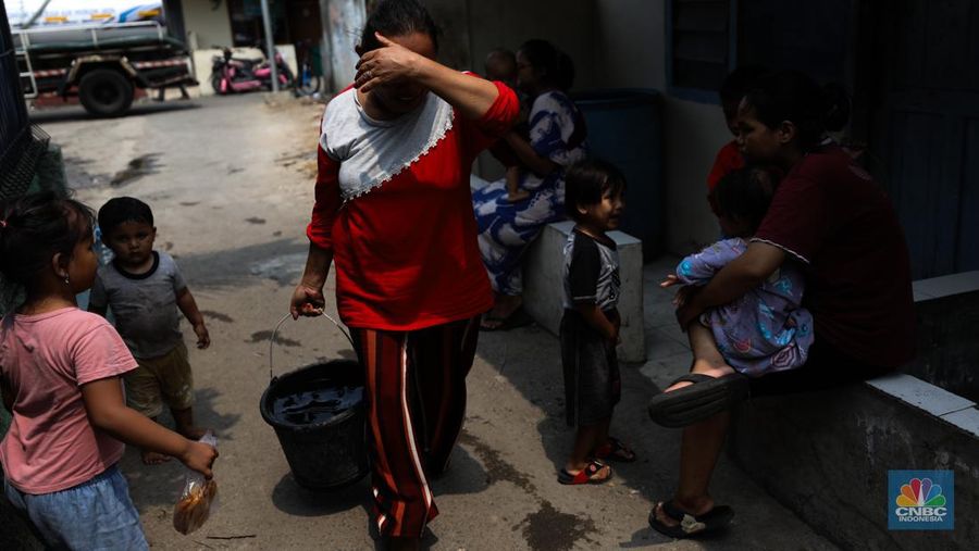 Krisis air bersih melanda permukiman warga di RW 011, Jalan Utan Jati, Pegadungan, Kalideres, Jakarta Barat. (CNBC Indonesia/Tri Susilo)