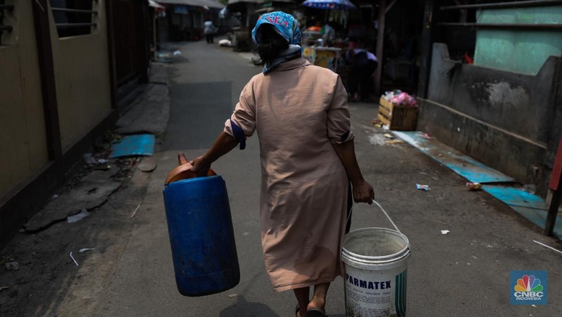 Krisis air bersih melanda permukiman warga di RW 011, Jalan Utan Jati, Pegadungan, Kalideres, Jakarta Barat. (CNBC Indonesia/Tri Susilo)