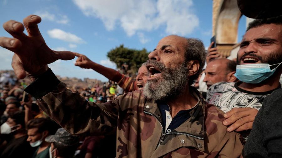 Meftah Mohamed, yang selamat dari badai mematikan yang melanda Libya, melakukan protes di luar masjid Al Sahaba menentang pemerintah di Derna, Libya 18 September 2023. (REUTERS/Zohra Bensemra  )