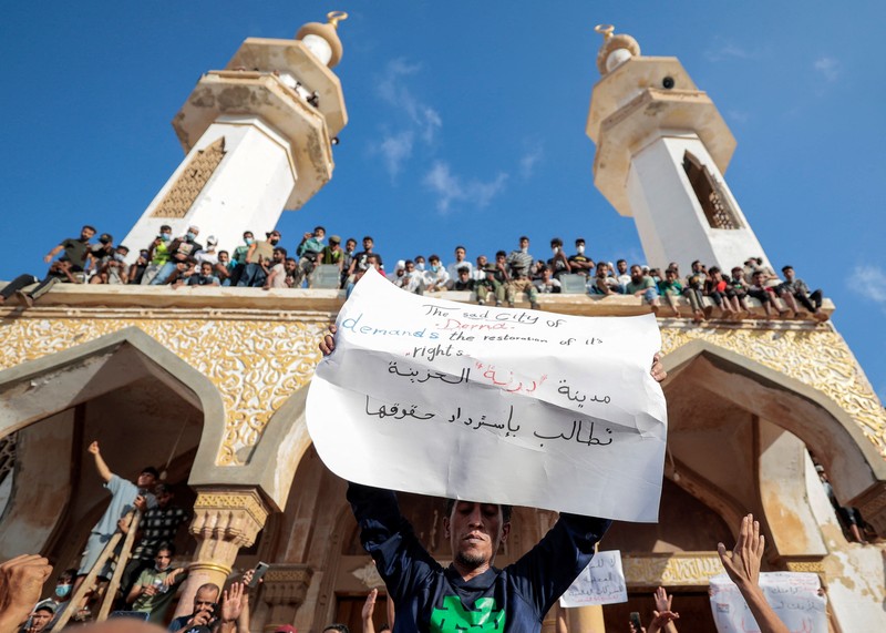 Demonstran mengambil bagian dalam protes di luar masjid Al-Sahaba terhadap pemerintah, pasca banjir di Derna, Libya 18 September 2023. Demonstran mengambil bagian dalam protes di luar masjid Al-Sahaba terhadap pemerintah, pasca banjir di Derna, Libya 18 September 2023. (REUTERS/Esam Omran Al-Fetori)