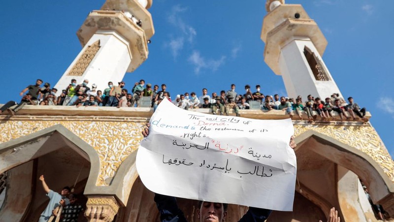 Demonstran mengambil bagian dalam protes di luar masjid Al-Sahaba terhadap pemerintah, pasca banjir di Derna, Libya 18 September 2023. (REUTERS/Esam Omran Al-Fetori)