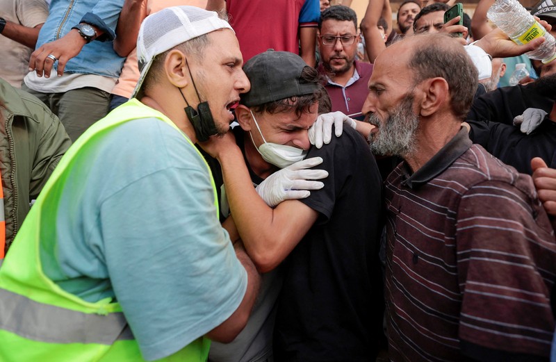 Demonstran mengambil bagian dalam protes di luar masjid Al-Sahaba terhadap pemerintah, pasca banjir di Derna, Libya 18 September 2023. (REUTERS/Esam Omran Al-Fetori)