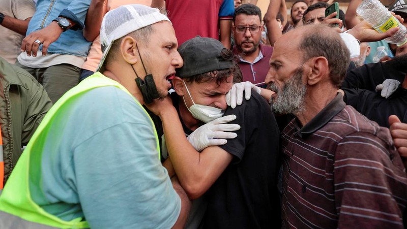 Demonstran mengambil bagian dalam protes di luar masjid Al-Sahaba terhadap pemerintah, pasca banjir di Derna, Libya 18 September 2023. (REUTERS/Esam Omran Al-Fetori)