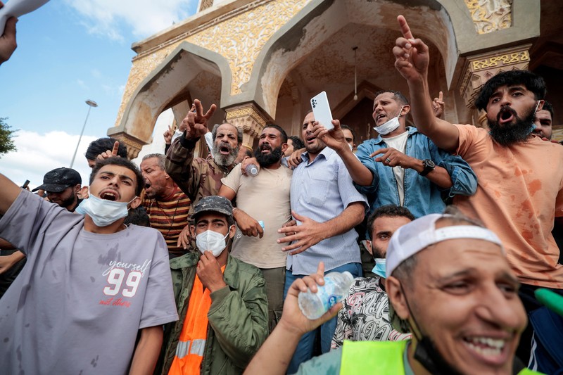 Demonstran mengambil bagian dalam protes di luar masjid Al-Sahaba terhadap pemerintah, pasca banjir di Derna, Libya 18 September 2023. (REUTERS/Esam Omran Al-Fetori)