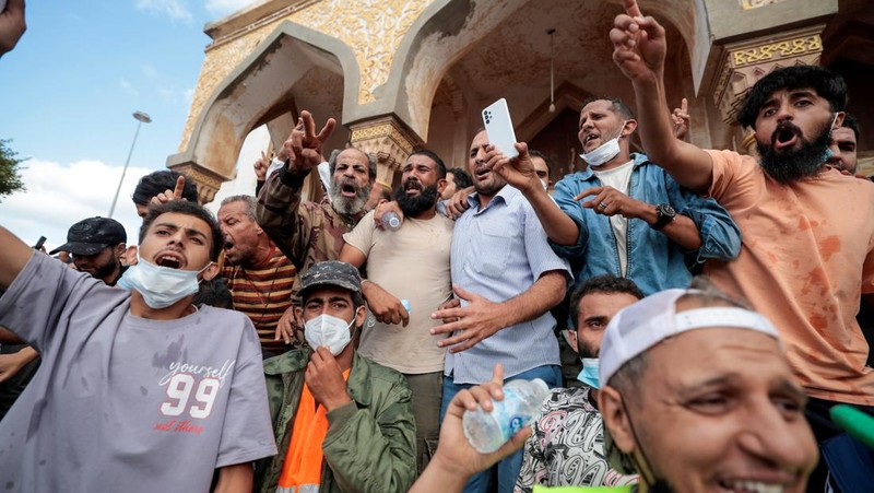 Demonstran mengambil bagian dalam protes di luar masjid Al-Sahaba terhadap pemerintah, pasca banjir di Derna, Libya 18 September 2023. (REUTERS/Esam Omran Al-Fetori)