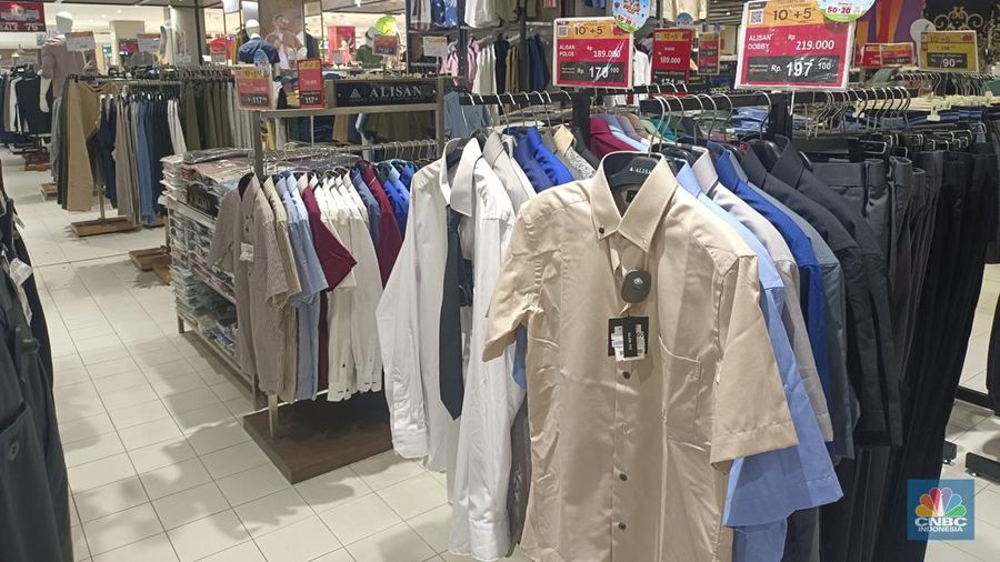 Pakaian formal pria merk Alisan di Transmart (CNBC Indonesia/Martyasari Rizky)