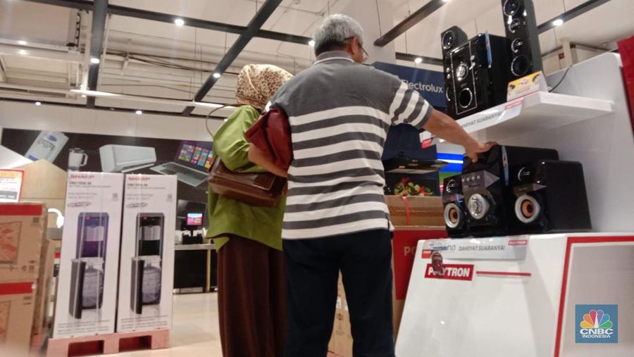Pengunjung memilih barang elektronik saat berlangsungnya Full Day Sale di Transmart Cempaka Putih, Jakarta, Selasa (19/9/2023). (CNBC Indonesia/Eqqi Saputra)
