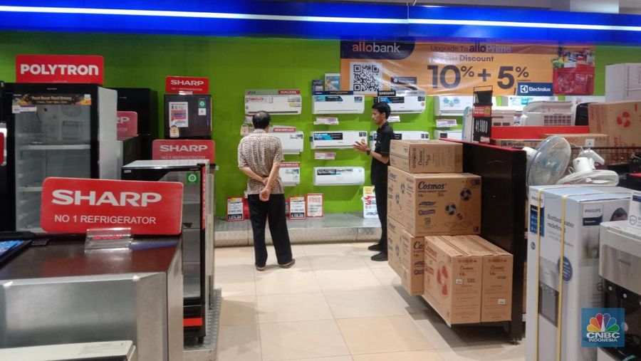 Pengunjung memilih barang elektronik saat berlangsungnya Full Day Sale di Transmart Cempaka Putih, Jakarta, Selasa (19/9/2023). (CNBC Indonesia/Eqqi Saputra)