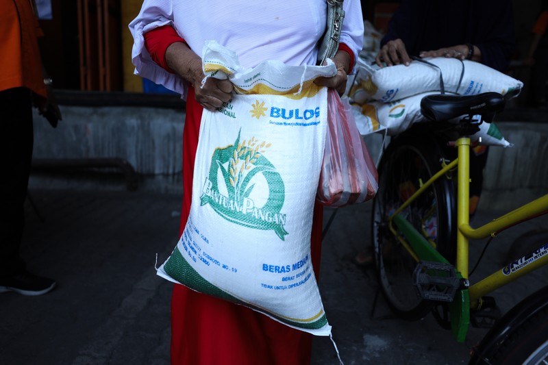 Penyaluran Beras Bulog ke Warga. (CNBC Indonesia/Tri Susilo)