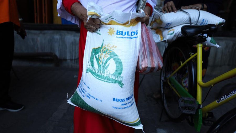 Penyaluran Beras Bulog ke Warga. (CNBC Indonesia/Tri Susilo)