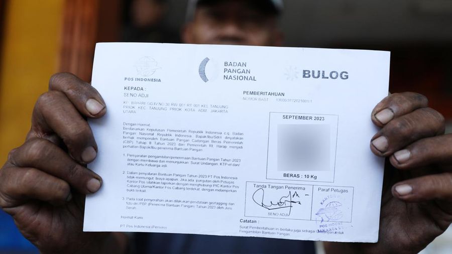 Penyaluran Beras Bulog ke Warga. (CNBC Indonesia/Tri Susilo)